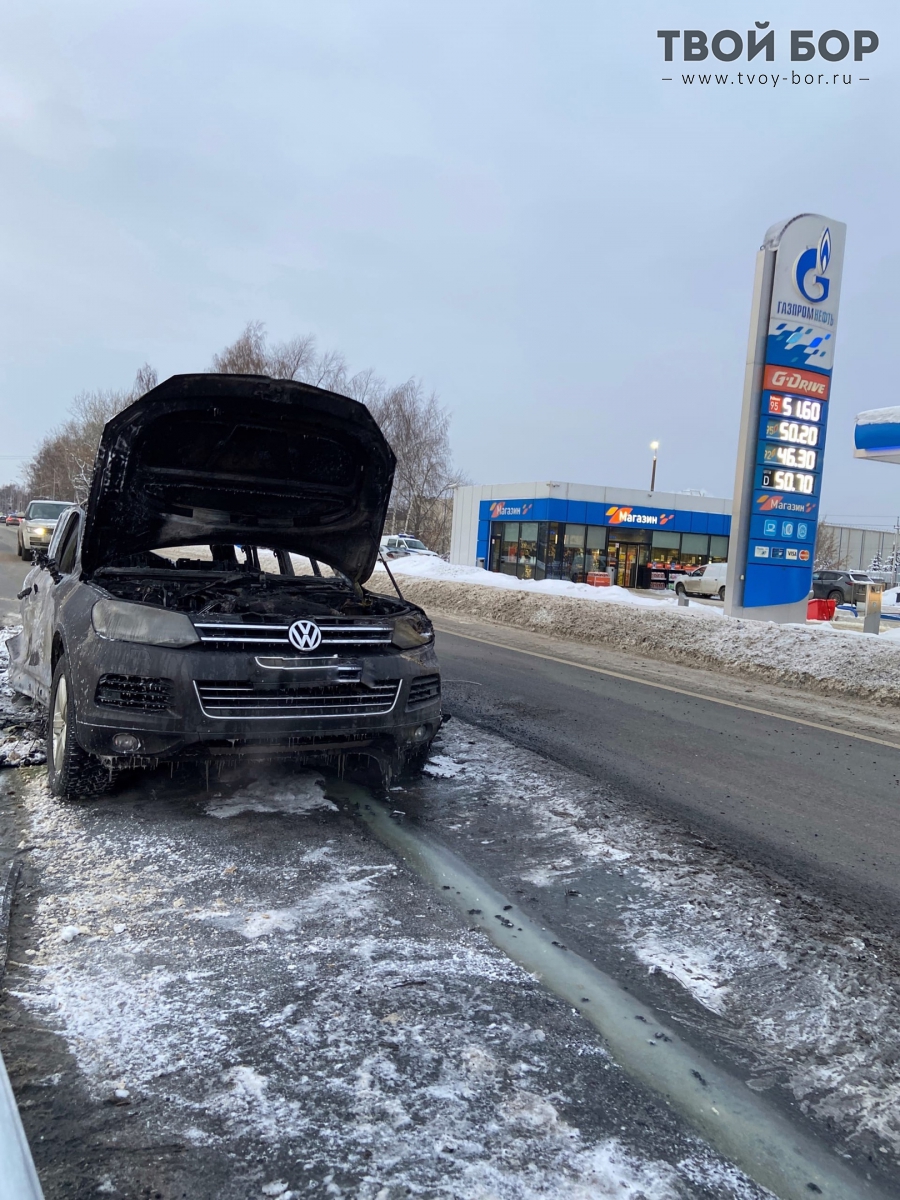 Автомобиль сгорел рядом с АЗС в городе Бор — новости города Бор