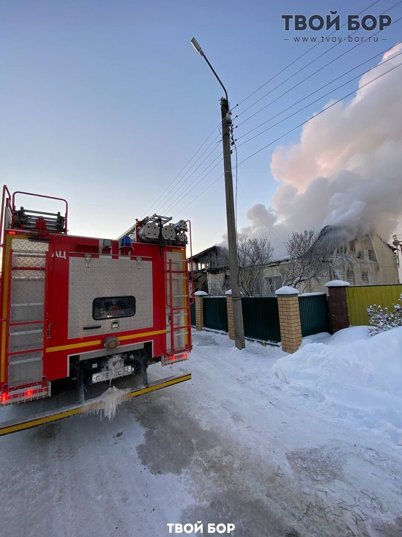 Пожар уничтожил дом в 270 квадратных метров на Бору | 10.01.2023 | Бор -  БезФормата