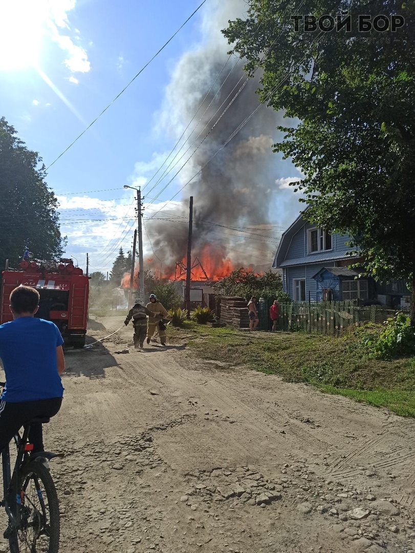 Личный жилой дом горит в деревне Неклюдово | 29.07.2020 | Бор - БезФормата