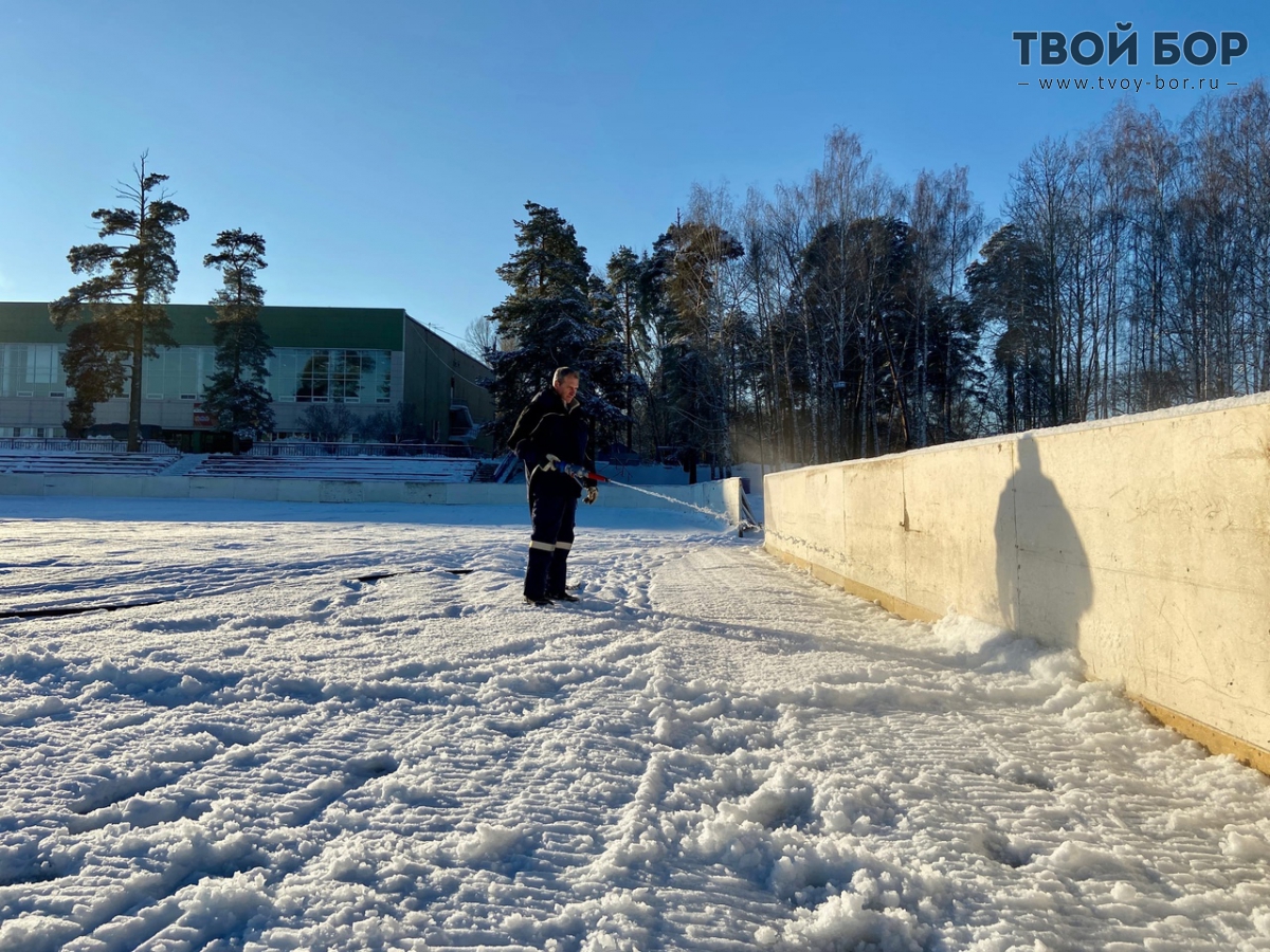 На Бору начали заливать городские катки — новости города Бор