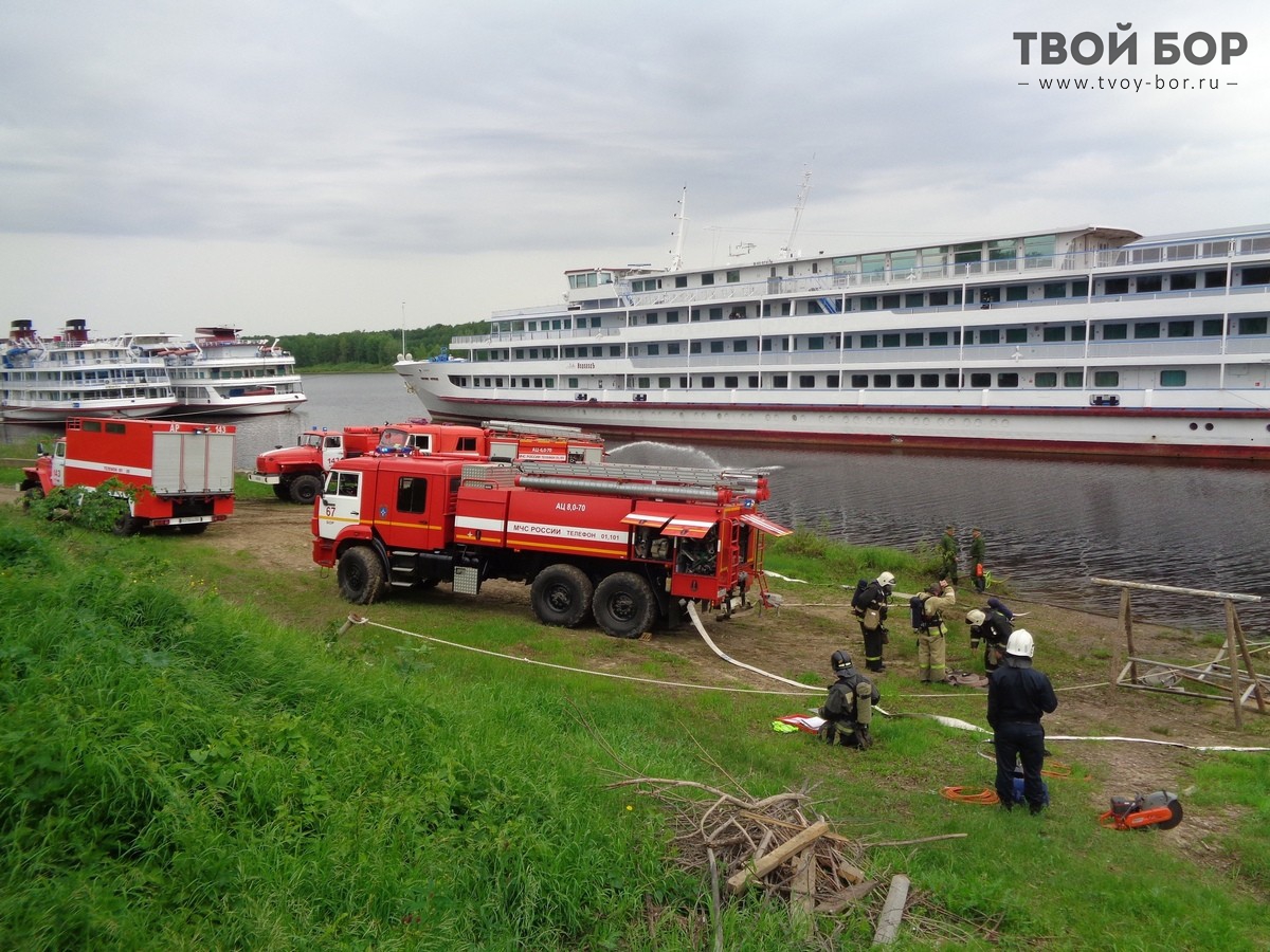 Спасатели тушили теплоход в п. Октябрьский — новости города Бор