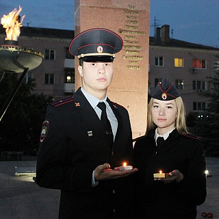 На Бору полицейские присоединились к акции свеча памяти 1