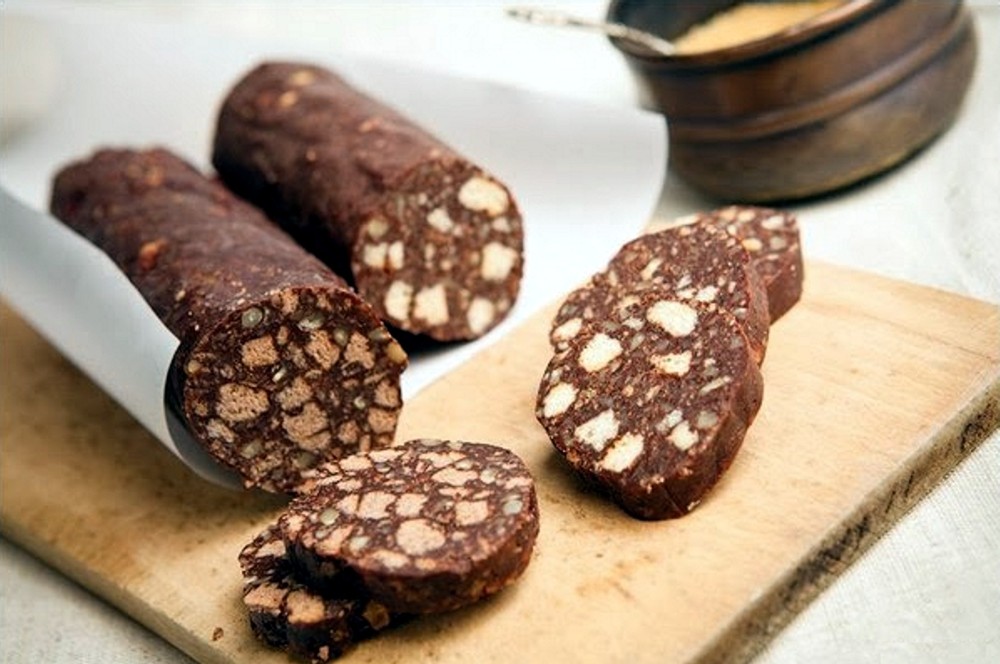 Шоколадная колбаска из печенья, вареной сгущенки и какао – пошаговый рецепт приготовления с фото