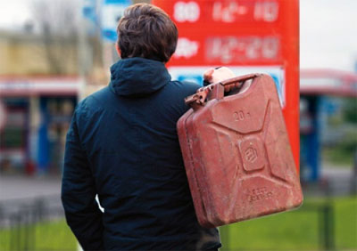 Пятеро жителей Бора сливали бензин из припаркованных машин