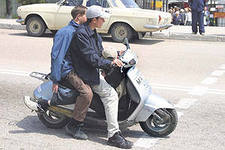 Два школьника на скутере не поделили дорогу с мотоциклом на Бору