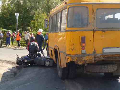 Автобус с мотоциклом столкнулись в городе Бор