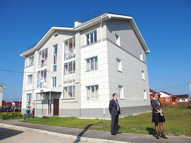 12 детей-сирот получили квартиры на Бору