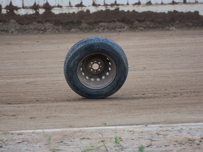Оторвавшееся от маршрутки колесо раздавило ногу второкласснику на Бору