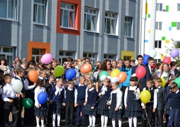 Ученики начали новый год в отреставрированном здании школы № 3 на Бору