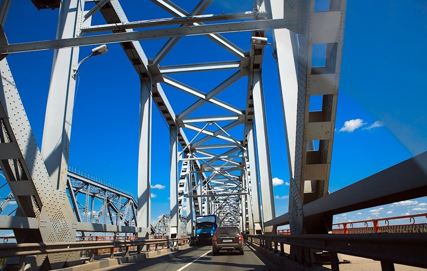 В районе Волжского моста складывается сложная дорожная ситуация