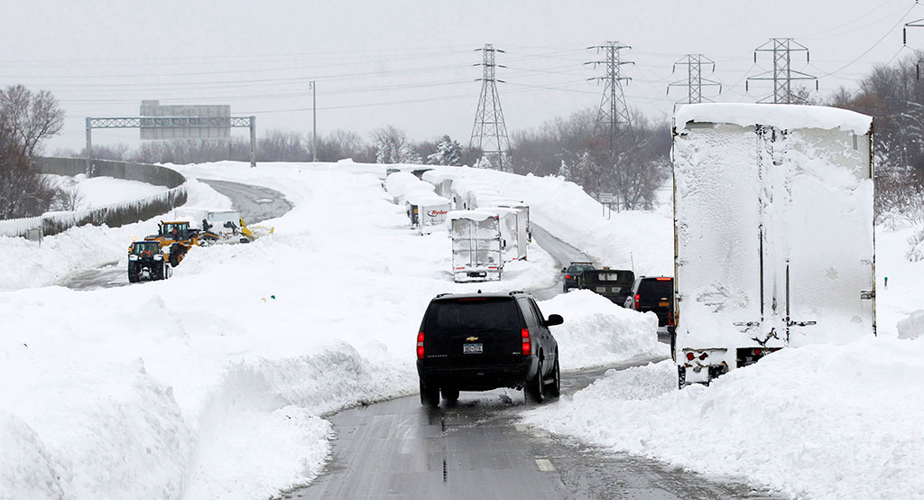 МЧС предупреждает о налипании мокрого снега и гололедице
