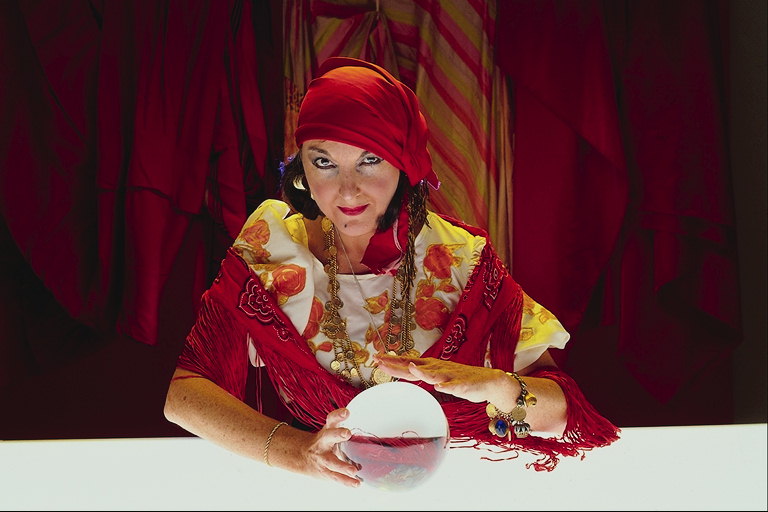 Трех лжегадалок, обманувших детей на 120 тысяч рублей, разыскивают полицейские в Нижегородской области