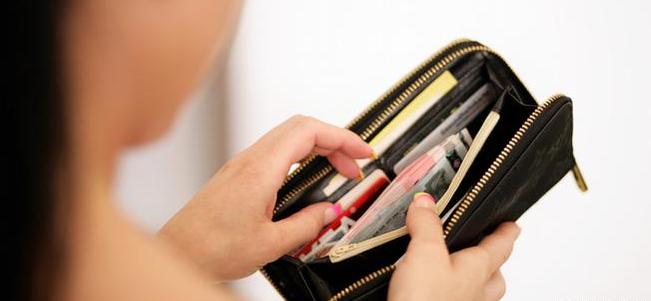 Молодая рецидивистка украла кошелек в автобусе на Бору