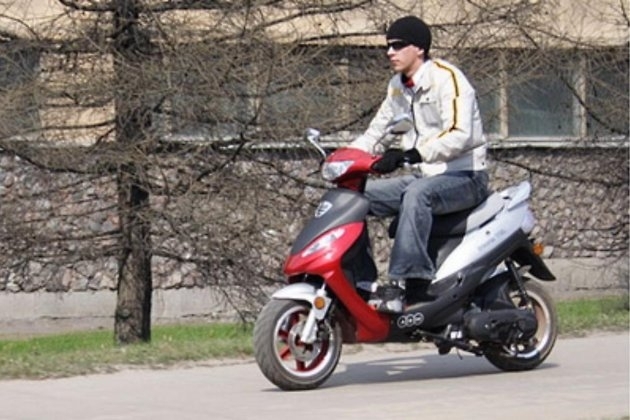 Двое безработных украли скутер из подъезда на Бору