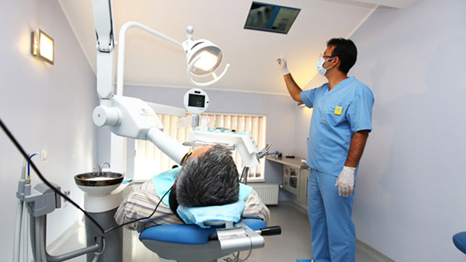 Житель Бора требует взыскать 230 тысяч рублей с местной стоматологии, которая полтора года не могла поменять ему протез