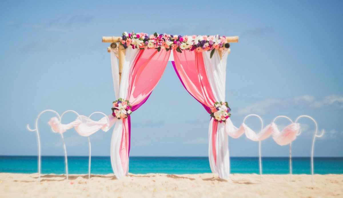 Суд обязал турфирму на Бору заплатить клиенту 178 тысяч рублей за срыв свадебного путешествия