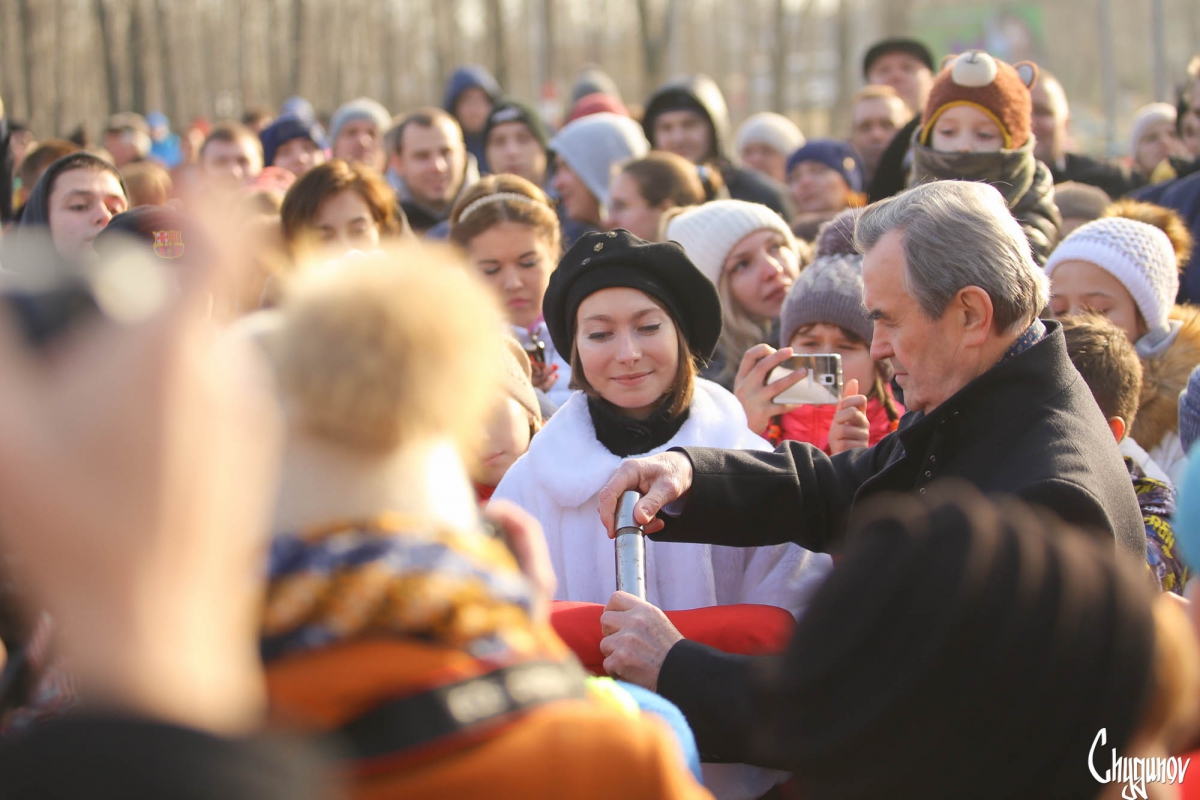 Капсулу времени извлекли у вечного огня Стекольного завода. Фоторепортаж