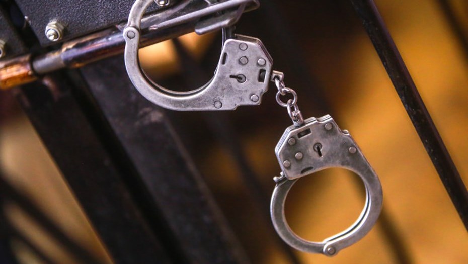 Банда из отца и 17-летнего сына ограбила магазин на Бору