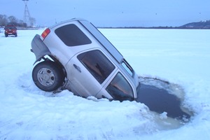 Автомобиль Ford Escape частично провалился под лед в районе паромной переправы 17 марта