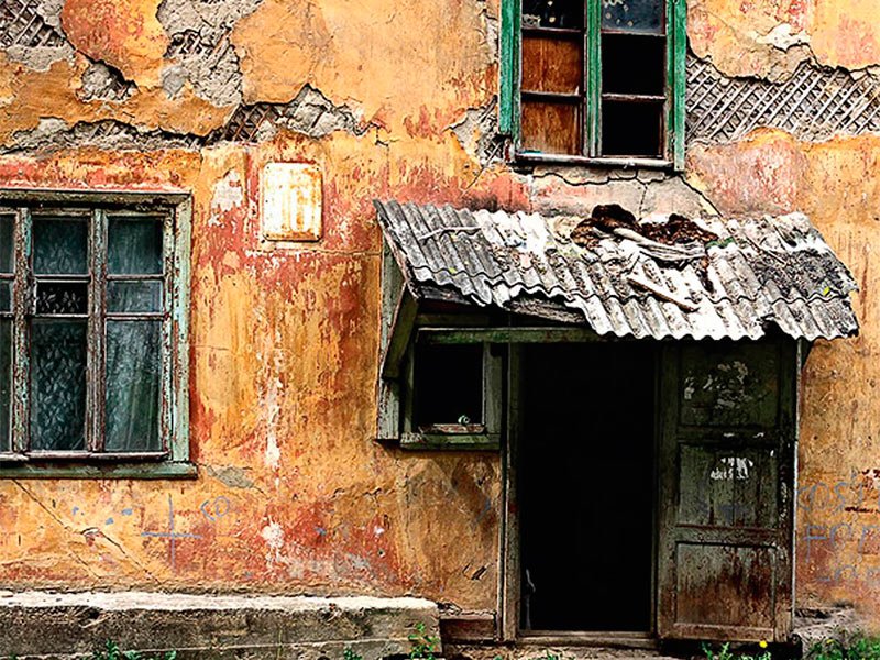 О забытой в руинах женщине вспомнили и выселили из последнего жилья