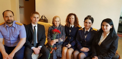 Следователи СК поздравили ветерана Великой Отечественной войны и возложили цветы к мемориалу «Вечный Огонь»