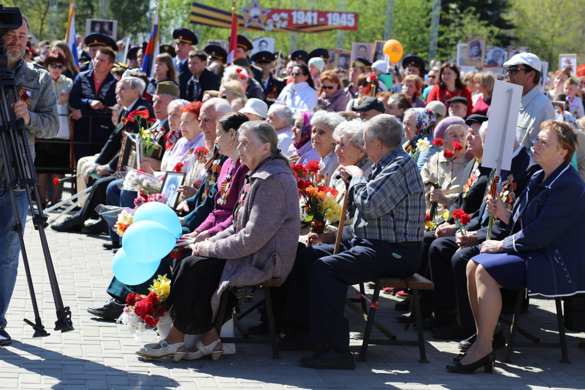 Праздник бор. Сквер 70-летия Победы Бор. Бор площадь Победы 9 мая. День города Бор. День Победы Великий Новгород.