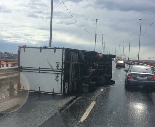 Ураган в Нижнем Новгороде перевернул «Газель» на Борском мосту