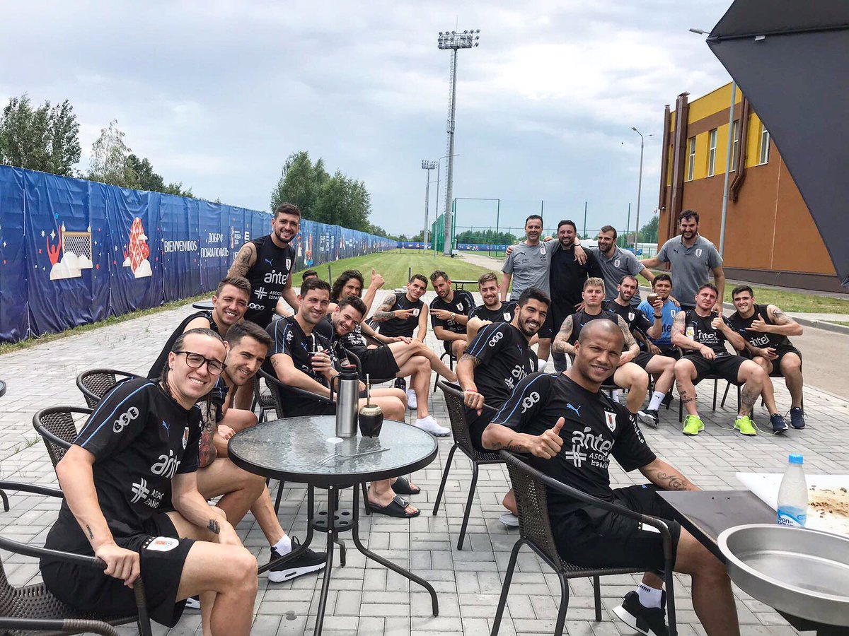 «Борские» футболисты устроили барбекю: Суарес, Кавани и компания позволили себе немного расслабиться