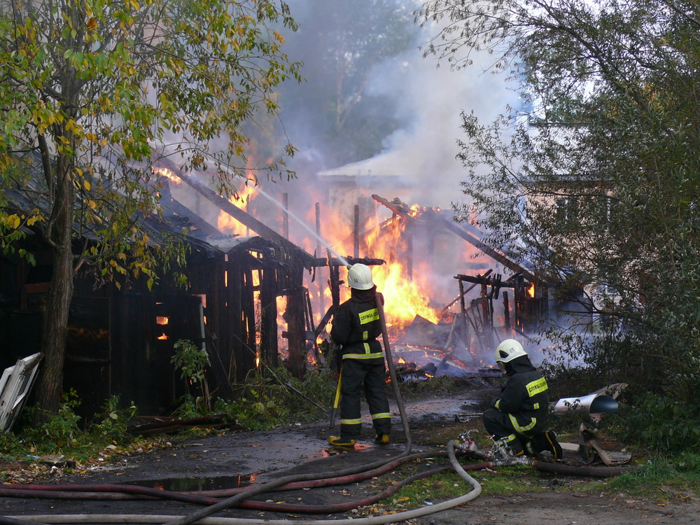 Массив сараев сгорел на Бору 19 сентября