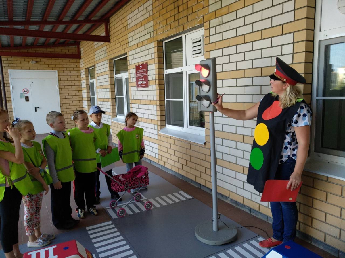 На Бору сотрудники ГИБДД провели квест по безопасности дорожного движения