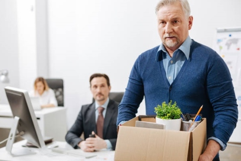 При­нят за­кон об уго­лов­ной от­вет­ствен­но­сти за уволь­не­ние лиц пред­пен­си­он­но­го воз­рас­та