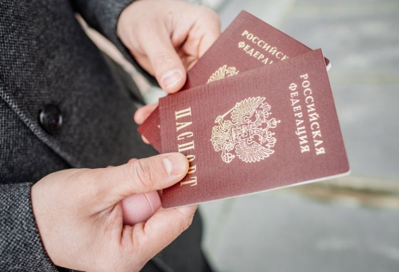 Рос­си­ян мо­гут пе­ре­ве­сти на элек­трон­ные пас­пор­та с 2021 го­да