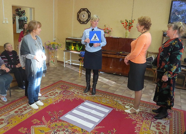 Борские госавтоинспекторы напомнили пенсионерам о соблюдении ПДД