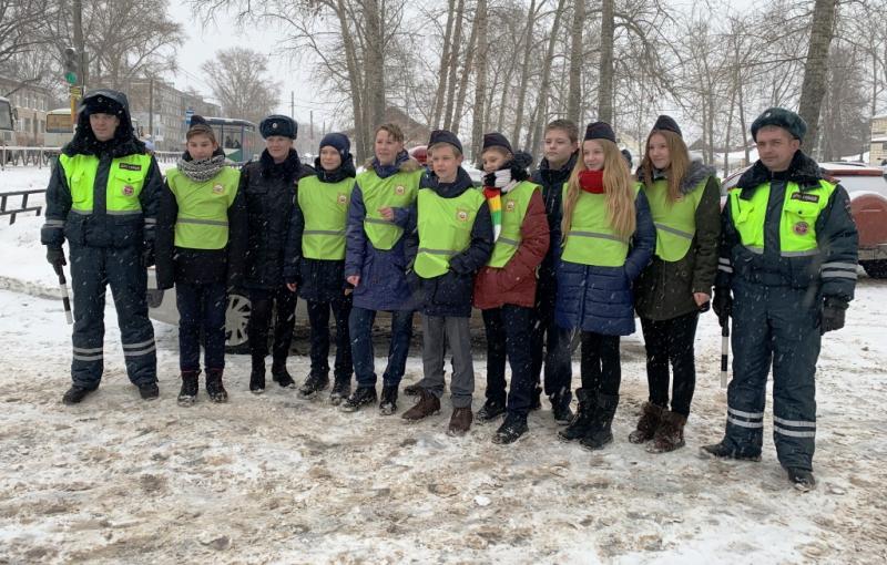 Борские госавтоинспекторы и ребята из отряда ЮИД  подарили участникам дорожного движения «ангелочков»