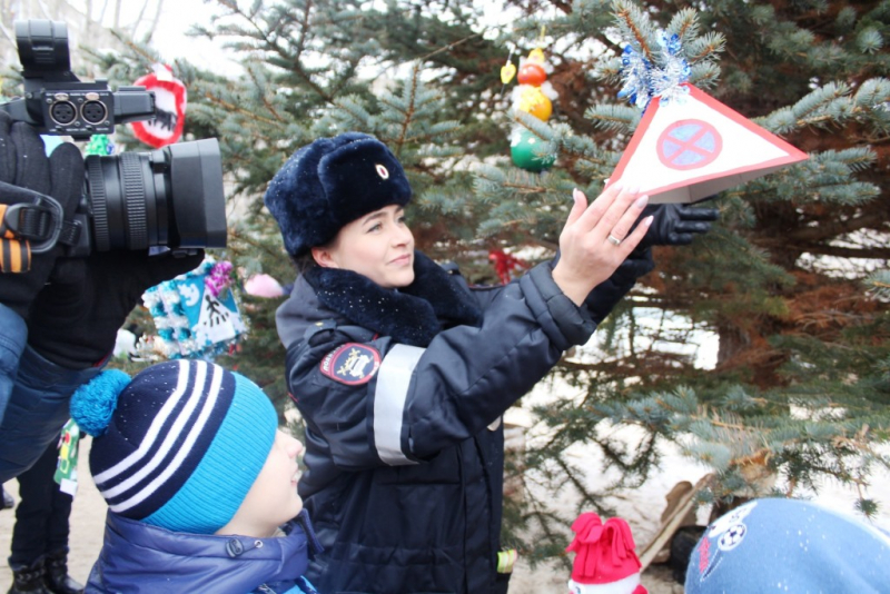 На Бору автополицейские зажгли «Елку безопасности»