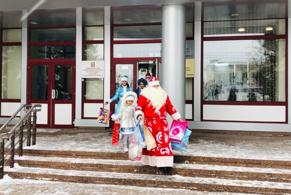 В рамках благотворительной акции «Мандарин» активисты доставили подарки детям.