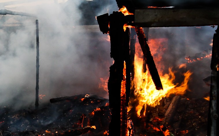 Неиз­вест­ные слу­чай­но со­жгли са­раи на Бо­ру