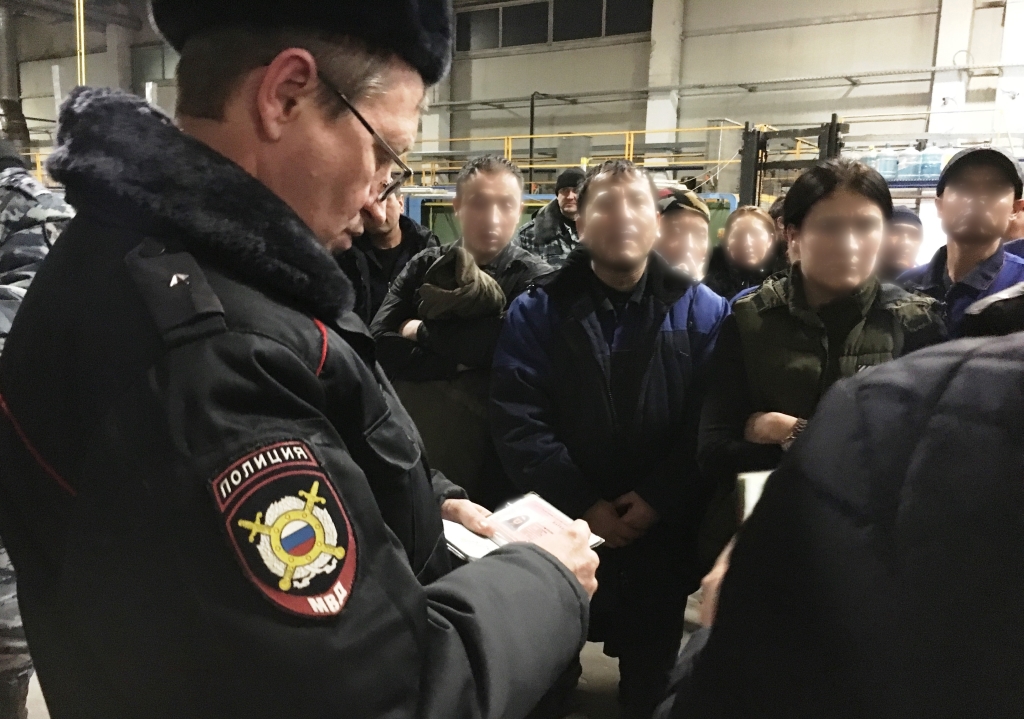 Полицейские проверили сотрудников промышленного предприятия Борского района на предмет соблюдения миграционного законодательства