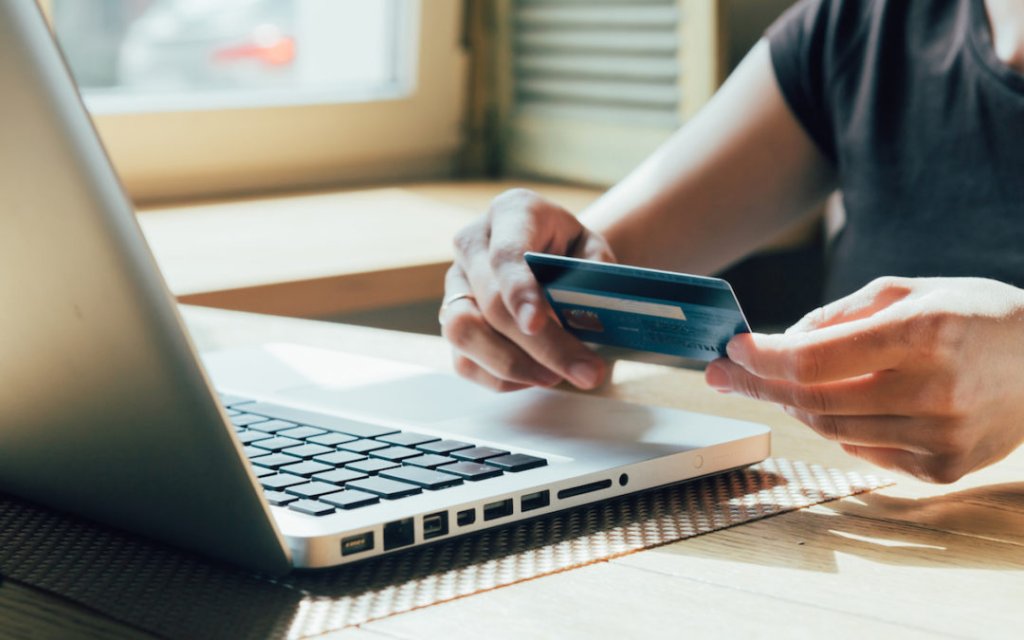 Около полумиллиона рублей похитили злоумышленники с банковских карт жителей города Бор