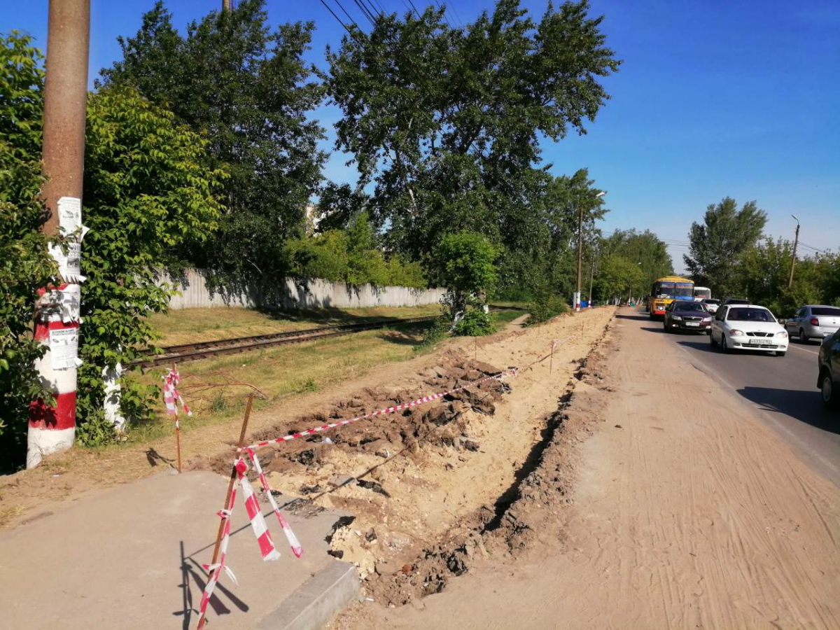 На Стеклозаводском шоссе ведется реконструкция тротуара