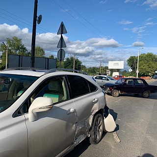 Водитель ВАЗа, столкнувшись с Lexus, врезался в толпу людей на Бору 4