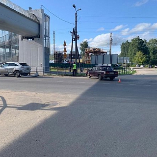 Водитель ВАЗа, столкнувшись с Lexus, врезался в толпу людей на Бору 3