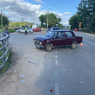 Водитель ВАЗа, столкнувшись с Lexus, врезался в толпу людей на Бору 2