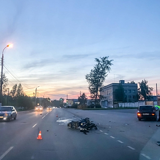 Ав­то­мо­биль ВАЗ снес мо­то­цикл на Бо­ру 1