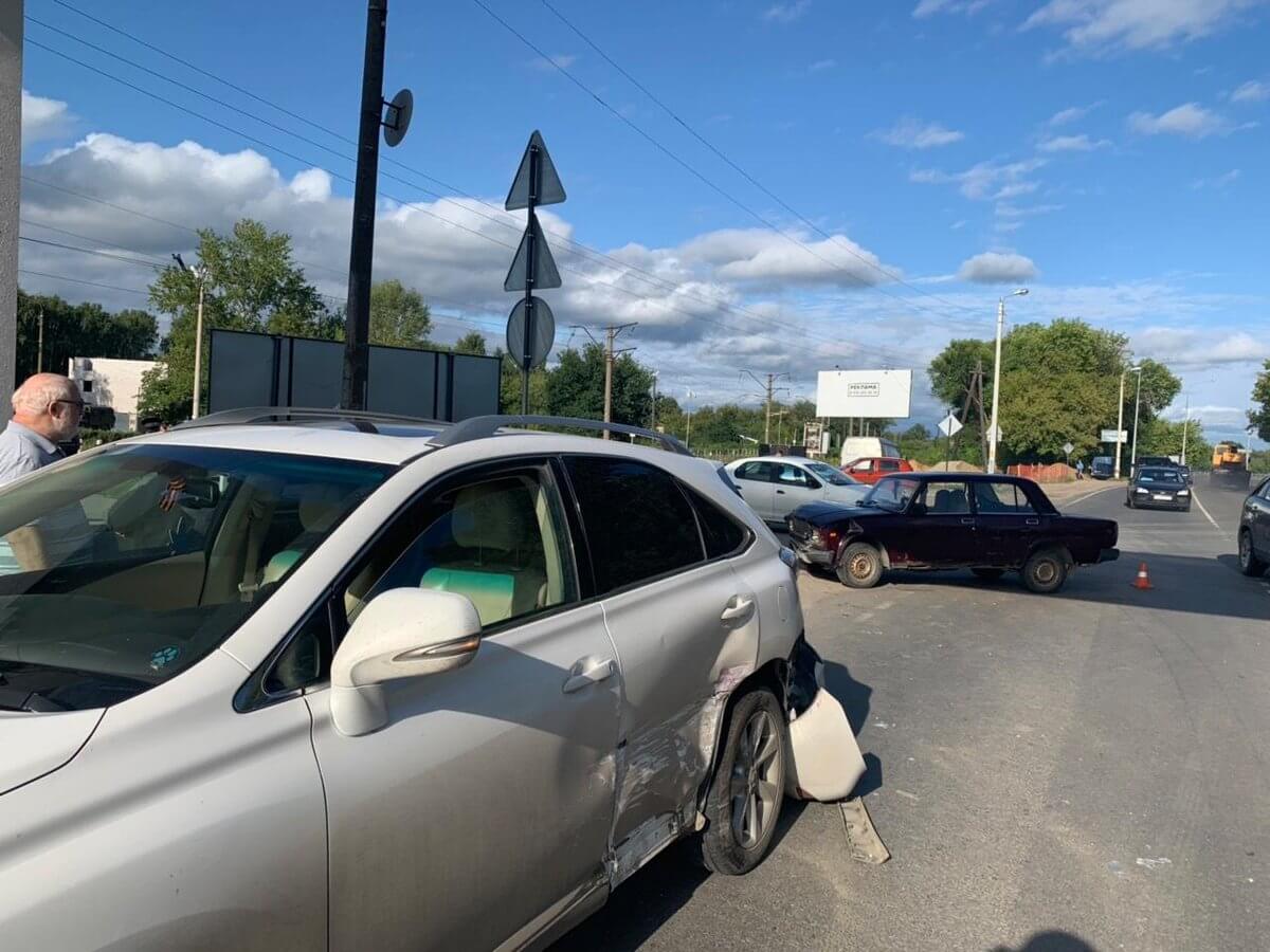Водитель ВАЗа, столкнувшись с Lexus, врезался в толпу людей на Бору