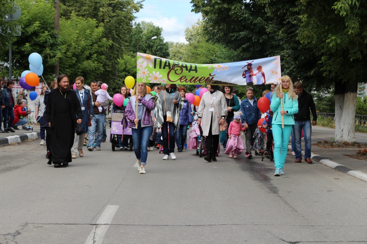 Парад детских колясок прошел на Бору 7 июля