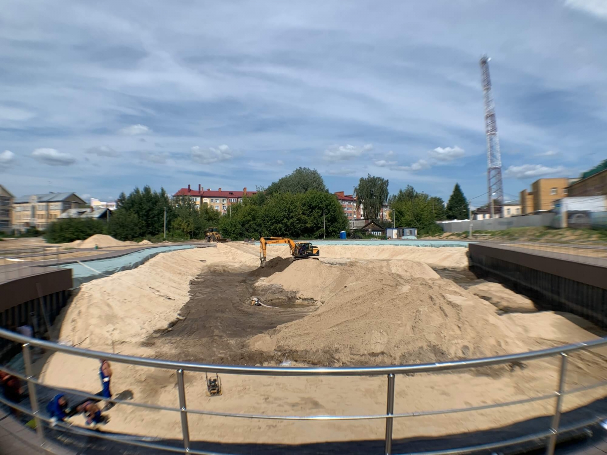 Фото дня: на Мухинском озере начали стелить гидроизоляцию