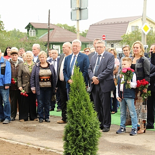 Ме­мо­ри­аль­ную дос­ку в па­мять о вра­че-фрон­то­ви­ке уста­но­ви­ли на стене Бор­ской ЦРБ 2