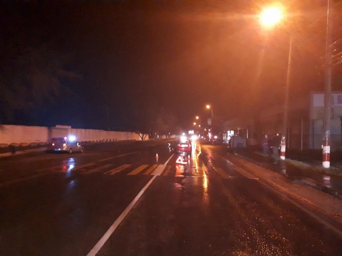 62-летняя автоледи, управляя автомобилем, сбила двух человек на пешеходном переходе