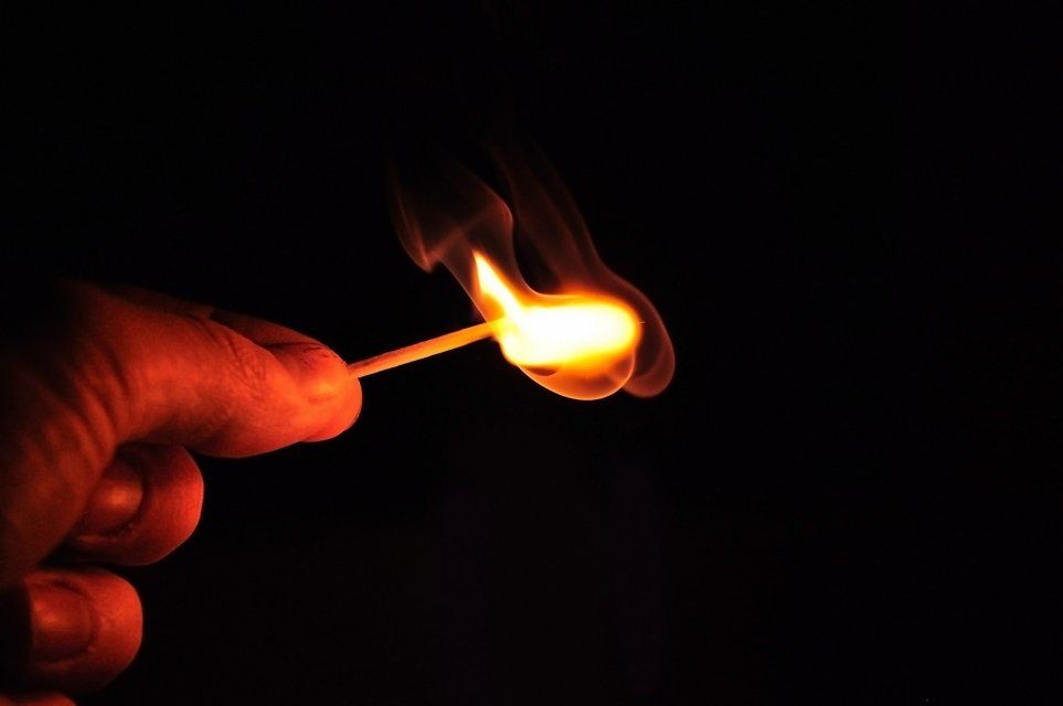 Жи­тель Бо­ра пы­тал­ся за­жи­во сжечь де­вуш­ку сво­е­го бра­та